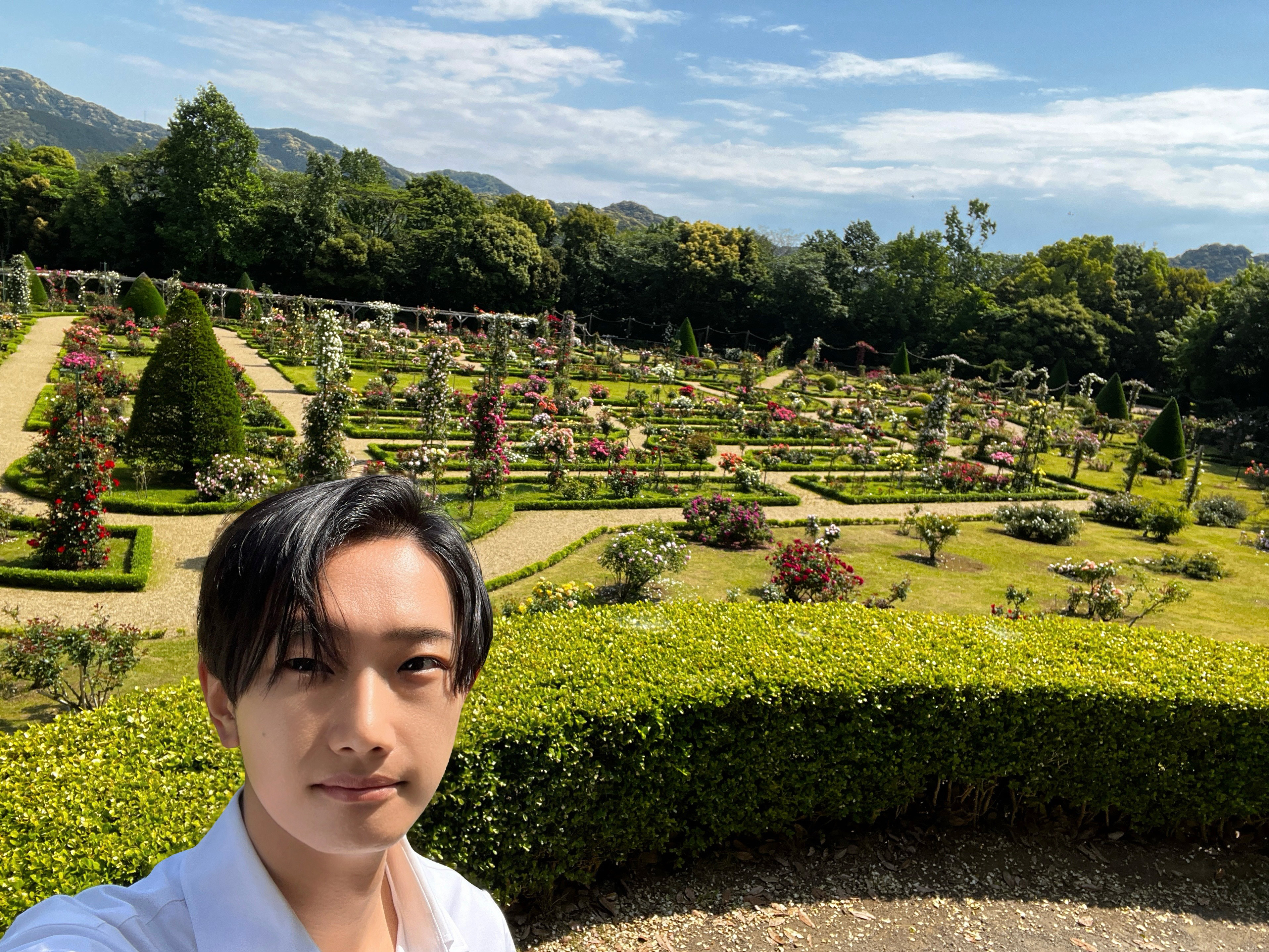 河津バガテル公園のローズガーデンを背景にした筆者